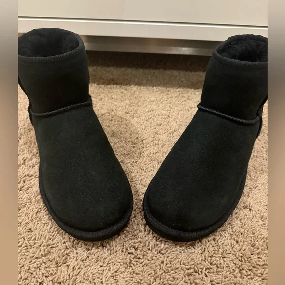 Authentic New Woman’s classic Mini Ugg Boot Size US 8 - Picture 6 of 8